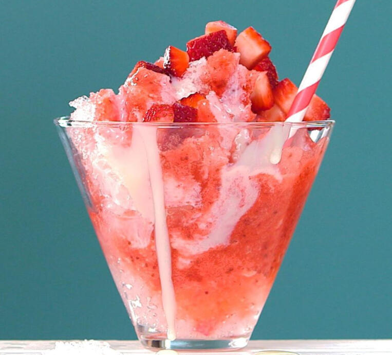 ❄Rolanberry Shaved Ice: A heaping mound of the purest ice harvested from atop the mountains of Coerthas, shaved and drizzled in multicolored rolanberry syrup