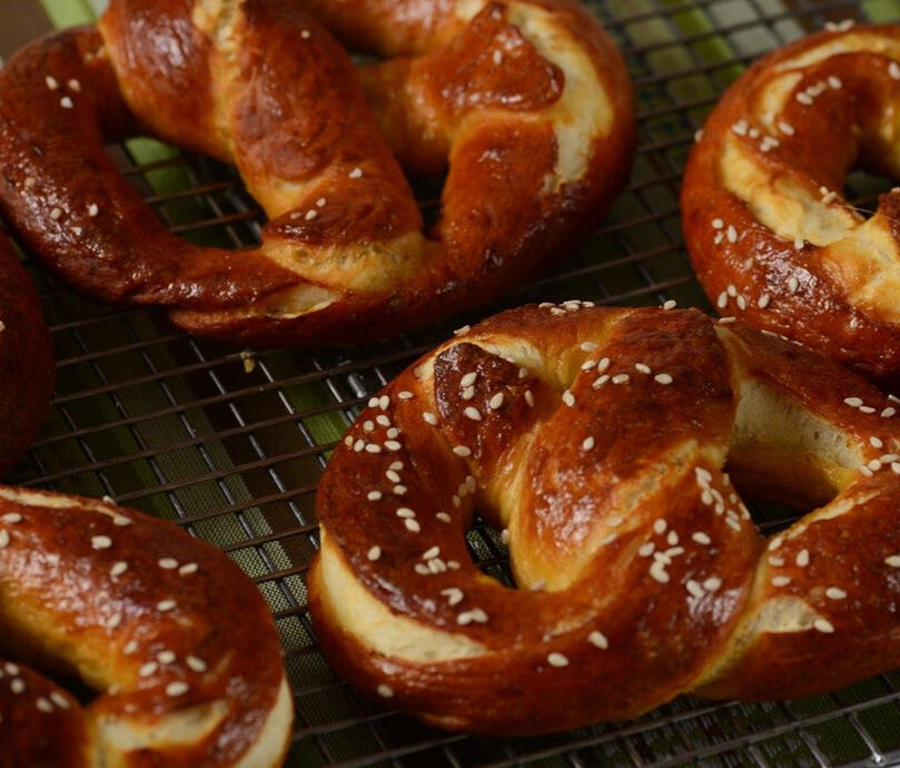 ☠ Dark Pretzel: A traditional Dunesfolks bread twisted into the shape of a knot and sprinkled generously with coarse-ground salt before being baked to a deep brown.